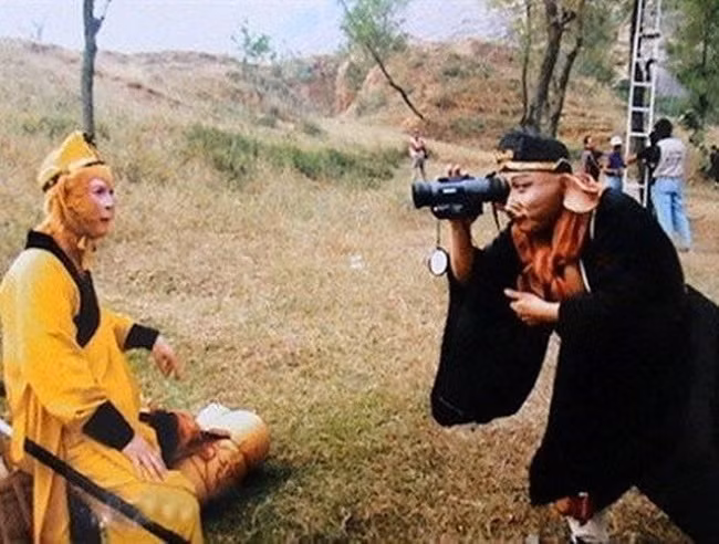 Trư Bát Giới tranh thủ chụp ảnh kỷ niệm cho sư huynh Tôn Ngộ Không. Đây là một trong những bức ảnh nhận được nhiều yêu thích của khán giả hâm mộ.