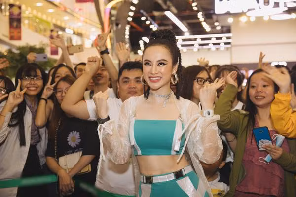 Chẳng hiểu ý đồ của bộ cánh ôm sát với các đường vằn vện cùng chiếc áo khoác như “áo mưa” bằng chất vải bóng của Angela Phương Trinh là gì, bộ cánh tuy nổi bật nhưng khó có thể gọi là đẹp.