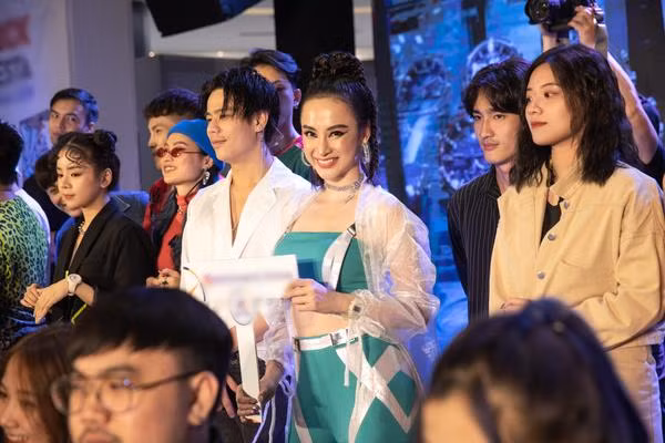 Đồng ý rằng trang phục ôm sát rất tôn dáng người đẹp, nhưng cách đặt để chi tiết, cố tình “làm lố” thế này chỉ khiến cô nàng trông luộm thuộm, rối mắt. Thêm cả cách làm tóc cầu kỳ, kiểu vẽ mắt tuy công phu nhưng cuối cùng lại khiến mắt người đẹp Angela Phương Trinh như đang “trợn ngược”.