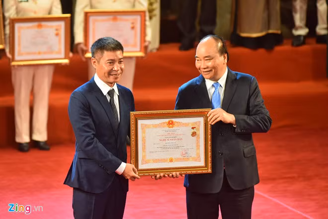 Nghệ sĩ Công Lý chia sẻ khi nhận danh hiệu NSND: “Tôi cảm thấy rất vui và tự hào khi đóng góp của bản thân được Nhà nước công nhận. Tuy nhiên, tôi phải nỗ lực nhiều trong công việc, trong làm nghề. Còn về ý kiến trái chiều thì tôi không nghĩ bởi mọi thứ còn do duyên”.