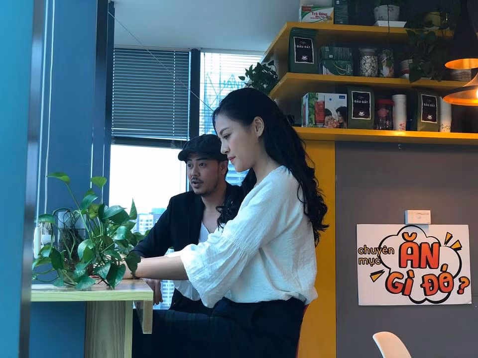 Hậu trường một cảnh quay giữa Thu Quỳnh (Huệ) và ông Quốc.