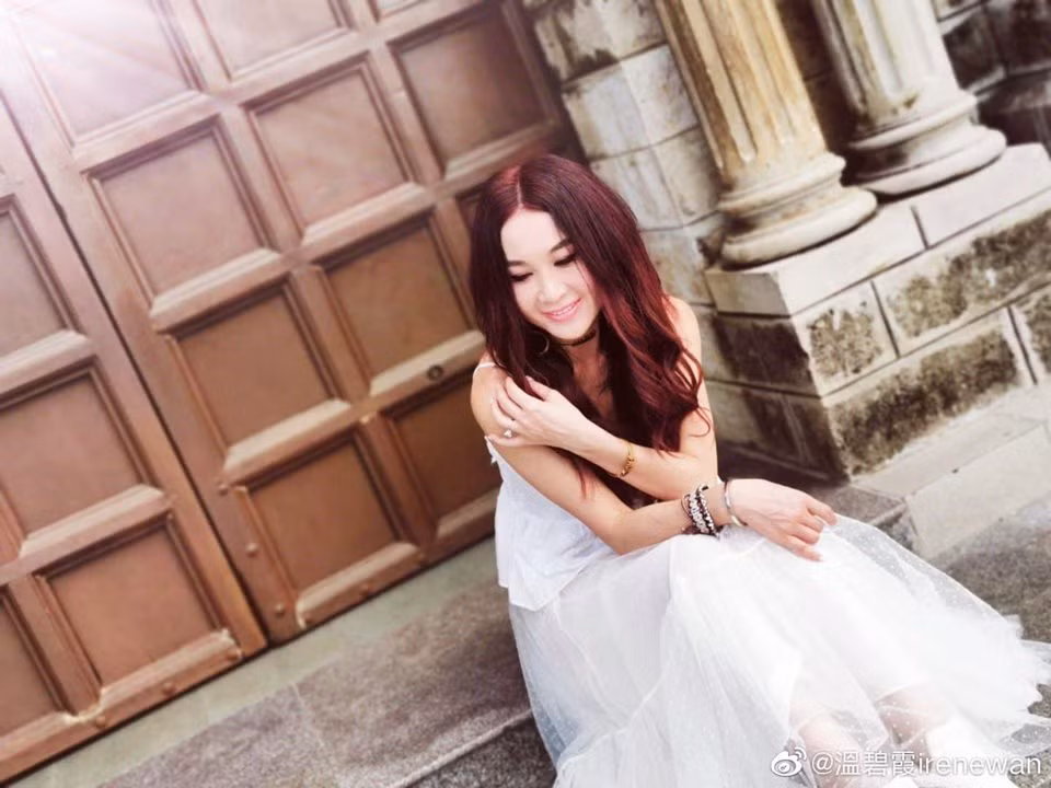 Hiện tại, Ôn Bích Hà có cuộc sống viên mãn bên chồng đại gia cùng con trai nuôi.