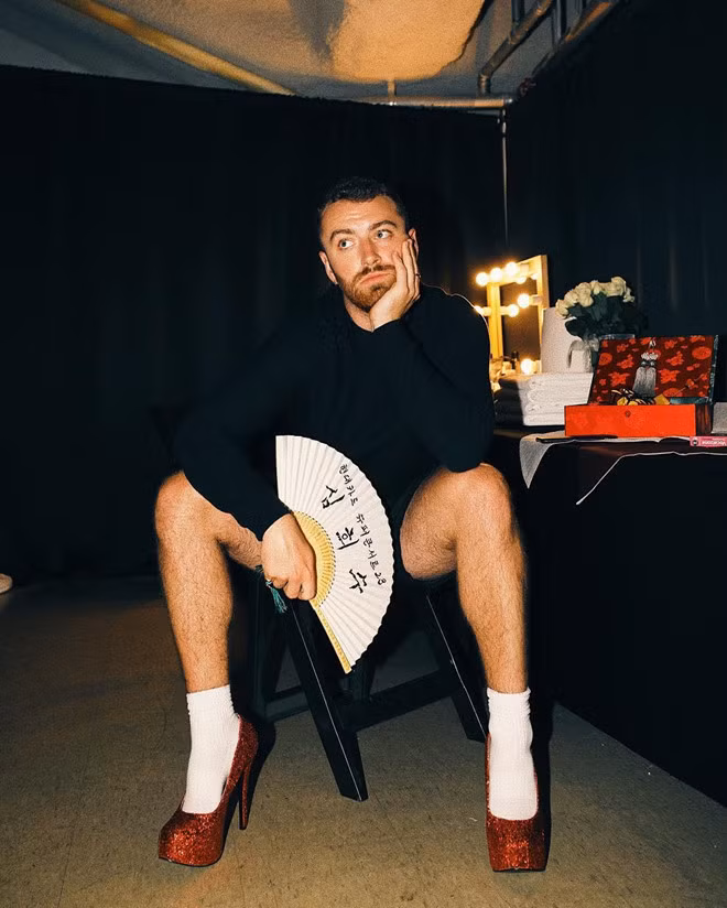 Giọng ca nhận giải Grammy từng sống ở vùng quê còn cổ hủ và kỳ thị những người thuộc cộng đồng LBGT. Ở tuổi 19, anh chuyển tới London (Anh) để theo đuổi sự nghiệp âm nhạc và chính thức công khai giới tính với người thân.