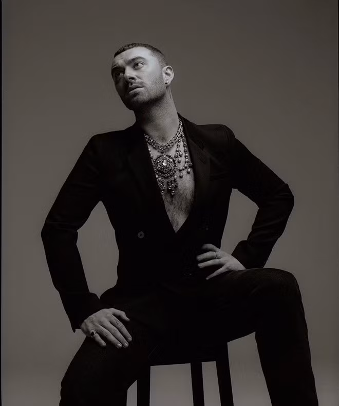 Sam Smith là em họ của ca sĩ Lily Allen và diễn viên Alfie Allen. Nam ca sĩ nổi tiếng từ năm 2012 khi single Latch lọt vào các bảng xếp hạng âm nhạc lớn của nước Anh. Năm 2015, ca khúc Stay With Me (Darkchild Version) đã giúp anh chiến thắng 3 hạng mục gồm Bản thu âm của năm, Bài hát của năm và Nghệ sĩ mới xuất sắc nhất tại lễ trao giải Grammy.