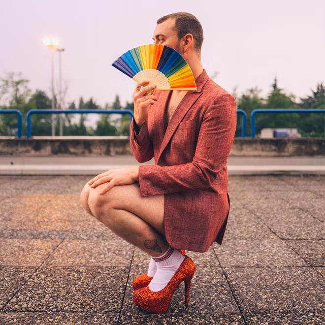 Hiện, Sam Smith hẹn hò ngôi sao phim 13 Reasons Why, Brandon Flynn. Hai người thường công khai hôn môi và ôm ấp tình tứ ở nơi công cộng. Khi xuất hiện bên bạn trai, nam ca sĩ thường lựa chọn trang phục nam tính và gọn gàng, khác hẳn loạt ảnh mặc váy nữ tính trên mạng xã hội.