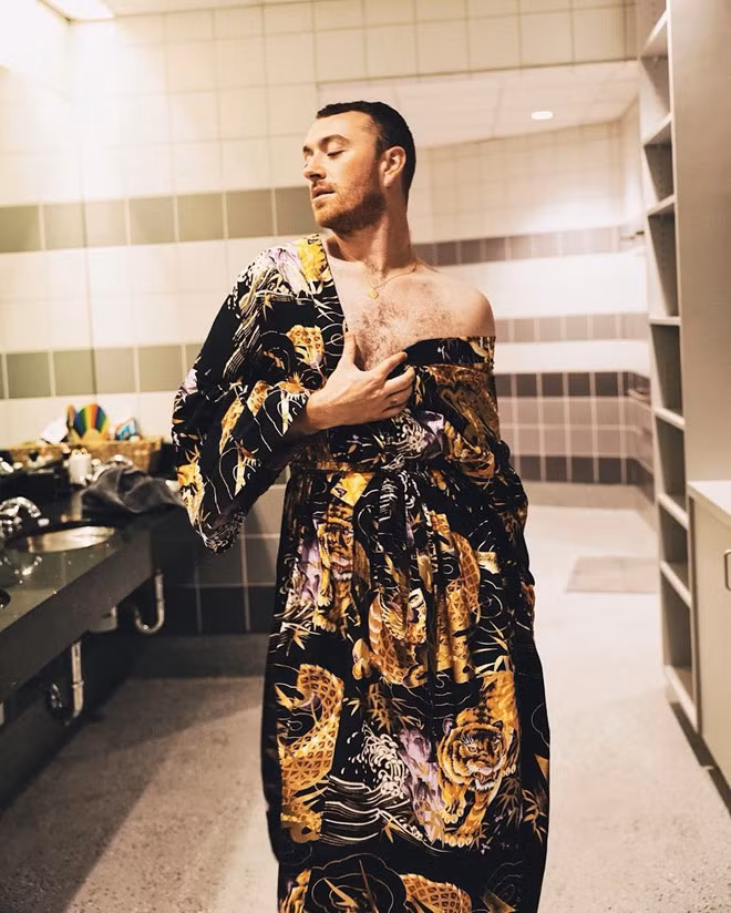 Anh từng thừa nhận bị ám ảnh bởi phong cách trang điểm của Boy George cũng như vẻ đẹp nóng bỏng của Marilyn Monroe. "Từng có thời gian tôi không có bất kỳ loại quần áo nào của nam giới. Tôi thường trang điểm thật kỹ trước khi đến trường, đeo lông mi giả, mặc quần legging và khoác áo lông", nam ca sĩ chia sẻ thêm về việc theo đuổi vẻ đẹp nữ tính của mình.