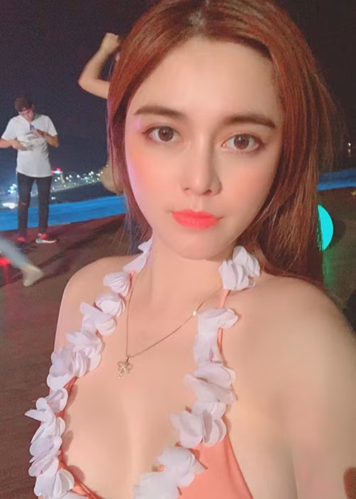 Do ve goi cam 3 nguoi dep co nu hon bao liet tren man anh