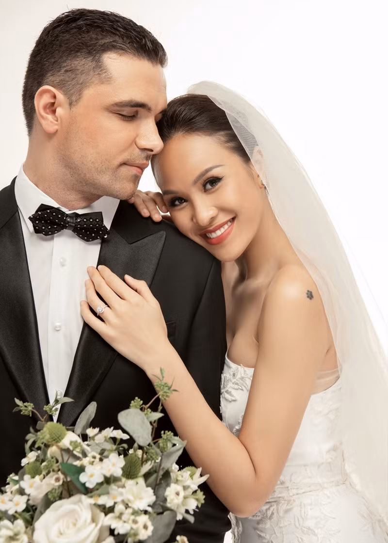 MC Phương Mai rạng ngời hạnh phúc bên chồng ngoại quốc.