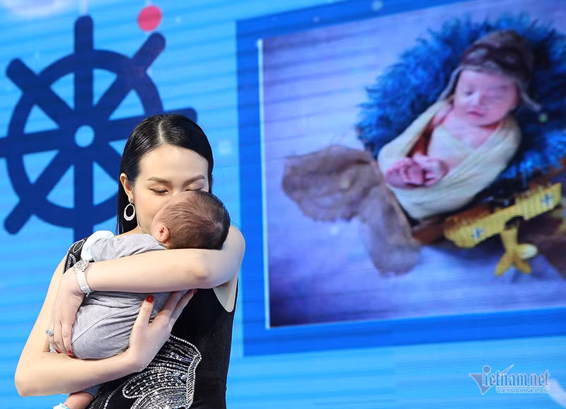 Khoảnh khắc ngọt ngào của Thu Hương bên con trai thứ ba - bé Sâm. Mặc dù mới sinh lần ba nhưng Thu Hương đã dần lấy lại vóc dáng, gương mặt tươi tắn xinh xắn khiến nhiều người ngưỡng mộ.