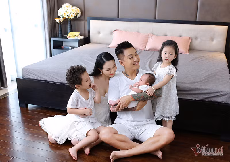 Gia đình Tuấn Hưng ngày càng trở nên hạnh phúc và gắn bó một phần là bởi Thu Hương - bà xã của nam ca sĩ luôn là hậu phương vững chắc không chỉ chăm sóc gia đình cô còn giỏi gian trong việc kinh doanh làm đẹp và hết lòng hỗ trợ chồng trong công việc và những chuyến lưu diễn xa.