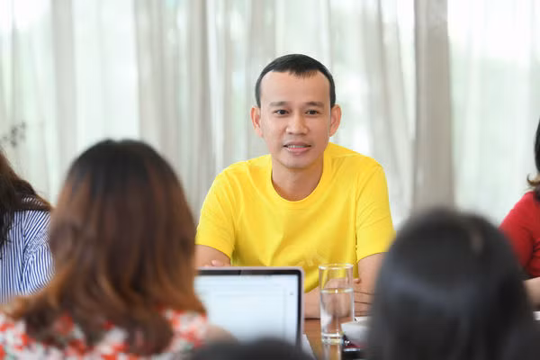 Phuc Nguyen cong bo hop dong voi Mau Thuy, noi 5 ty la hoang duong