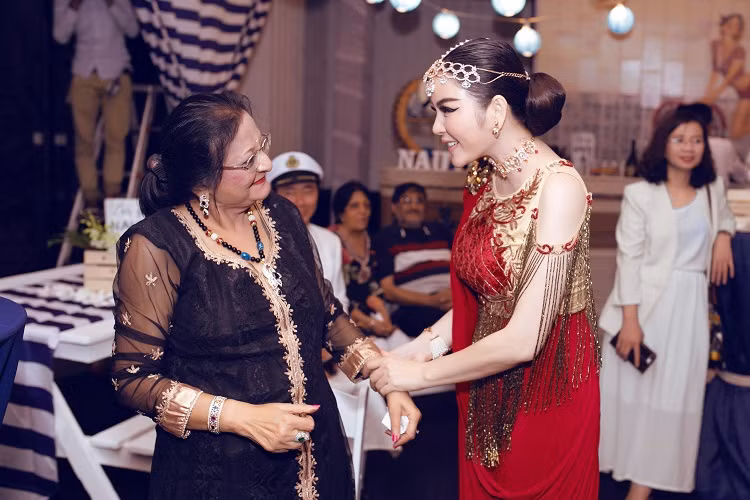 Nữ diễn viên chia sẻ mỗi ngày, bố mẹ nuôi mời rất nhiều đầu bếp nổi tiếng trên thế giới về để thay đổi khẩu vị cho thực khách tham dự sinh nhật của mình.