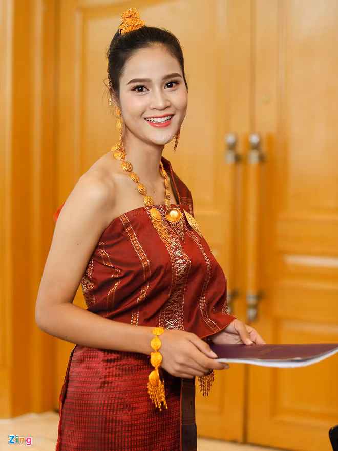 Một thí sinh dân tộc khác được chú ý là Un Thị Loi, sinh năm 2000. Cô sinh ra trong gia đình có mẹ là người Lào, bố thuộc dân tộc Giẻ Triêng. Có lợi thế gương mặt xinh đẹp, song điểm trừ đáng tiếc của Un Thị Loi là chiều cao không nổi bật (dưới 1,7 m). Đây sẽ là điểm bất lợi cho cô khi cạnh tranh với những thí sinh khác.