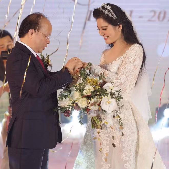 Sau đám cưới với Thứ trưởng Bộ Tài chính Huỳnh Quang Hải, Đinh Hiền Anh vấp phải khá nhiều ý kiến trái chiều từ dư luận. Cô từng chia sẻ đã có thời gian mất cân bằng nhưng sau đó, mọi việc dần đi vào quỹ đạo.