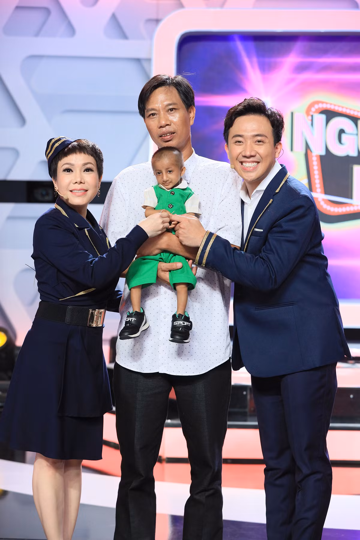 Cho dù hóa trang kỹ lưỡng cách mấy thì những câu trả lời mộc mạc, chân thành từ tấm lòng hướng thiện của người bí ẩn ở vị trí số 2 làm cả 2 đội đều chọn là đáp án cuối cùng. Từ bất ngờ, xúc động rồi lại hồi hộp tột độ chính là khoảnh khắc cậu bé tí hon K’Rể chạy đến ngồi gọn trong vòng tay người bí ẩn số 2. Dù trước đó cậu bé đã không nhận ra người thầy cũng là cha nuôi của mình sau lớp hóa trang lạ lẫm, không giống như em vẫn hay gặp mỗi ngày.
