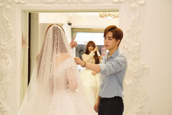 Thu Thủy được bạn trai cầu hôn vào tối 19/6. Trong video ghi lại khoảnh khắc tình cảm của cặp đôi, Kin Nguyễn chia sẻ: "Em cho anh biết thế nào là hạnh phúc và mục đích anh sống trên cuộc đời này là gì. Anh đến để bảo vệ 2 mẹ con. Hãy cho anh được bảo vệ 2 mẹ con suốt cuộc đời này khỏi những đớn đau". Sau đó, anh quỳ gối cầu hôn Thu Thủy: "Làm vợ anh nhé em".