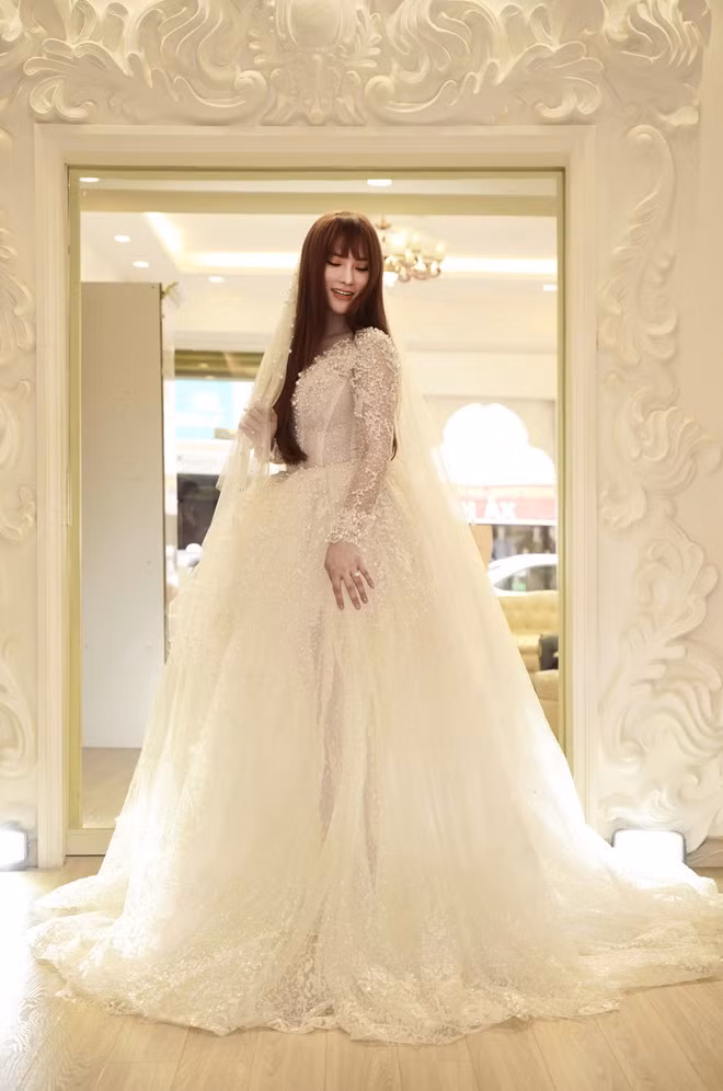 Cô tâm sự: “Hai năm sau đó, anh xuất hiện như một định mệnh. Anh nhắc nhở em phải luôn giữ sức khoẻ để lo cho con. Em cũng không suy nghĩ nhiều cho đến khi anh gặp con. Anh nắm tay con, ôm con vào lòng, cho con ăn, mua đồ chơi rồi chơi với con. Những chân tình đó từ anh như chìa khoá mở từng nút thắt mà em đã khoá chặt trái tim bao lâu nay”.