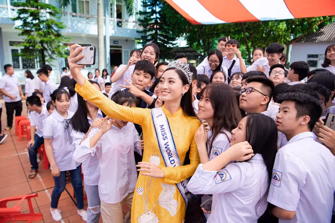 Lương Thùy Linh hiện là sinh viên Đại học Ngoại thương Hà Nội. Năm 2018, cô trúng tuyển vào ngành Kinh tế (ngành có điểm chuẩn trúng tuyển cao nhất của trường với 24,1 điểm). Kết quả năm học 2018-2019, cô đạt loại giỏi. Ngoài ra, Thùy Linh cũng tích cực tham gia các hoạt động phong trào, hoạt động ngoại khoá.