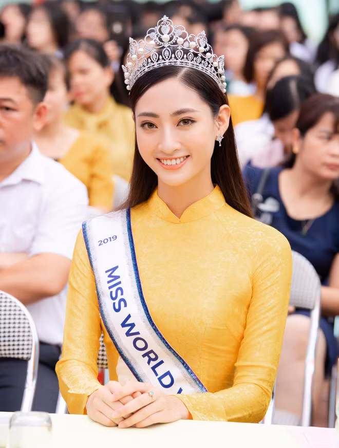Trong con mắt của thầy cô, Hoa hậu Lương Thùy Linh là nữ sinh "vừa cao, vừa học giỏi". Cô có thành tích ấn tượng khi 12 năm đều là học sinh giỏi. Thùy Linh từng là thành viên của đội tuyển học sinh giỏi cấp quốc gia môn tiếng Anh và đạt IELTS 7.5.