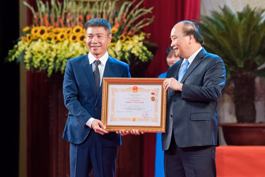 MC Thao Van gui hoa, ban gai nghen ngao khi Cong Ly duoc trao tang NSND