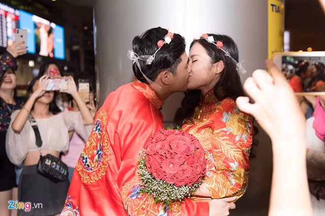 Cặp đôi trao nhau nụ hôn ngọt ngào trước sự chứng kiến của đông đảo người hâm mộ.