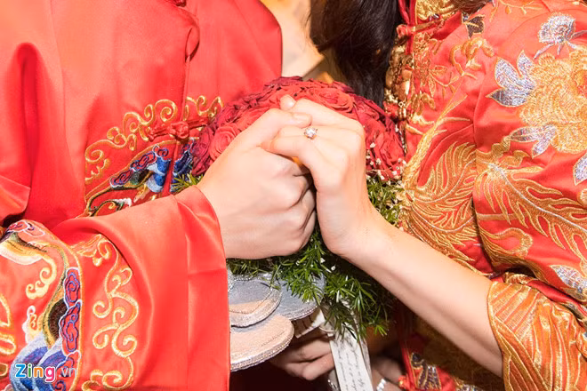 Đồng nghiệp thân thiết như Ngô Kiến Huy, stylist Kelbin Lei, Ái Phương, Lưu Hương Giang... để lại bình luận chúc mừng cặp sao và mong chờ ngày cả 2 về chung một nhà. Sau đó, hình ảnh của Đông Nhi và Ông Cao Thắng trở thành trào lưu chế trên mạng xã hội. Nhiều nghệ sĩ bắt chước cả 2 nhưng biến tấu chiếc nhẫn thành những đồ vật khác như móc khóa, bóng đèn…