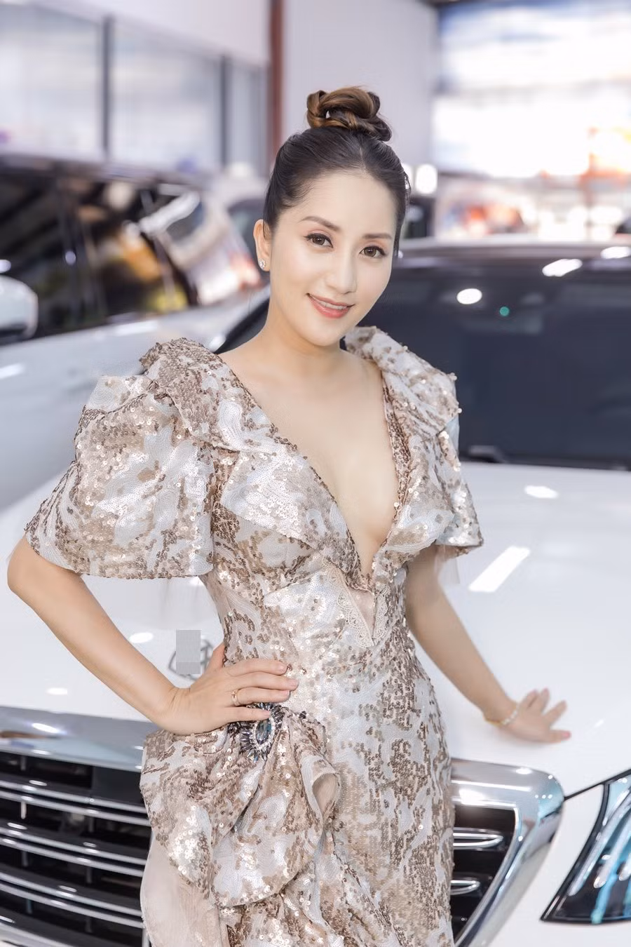 Không tham gia nhiều hoạt động showbiz như vài năm trước, Khánh Thi tập trung cho việc đào tạo và tổ chức các giải đấu dance sport trong nước đồng thời làm giám khảo quốc tế cho các cuộc thi khiêu vũ thể thao quốc tế. Cô liên tục bay sang nước ngoài để chấm thi.