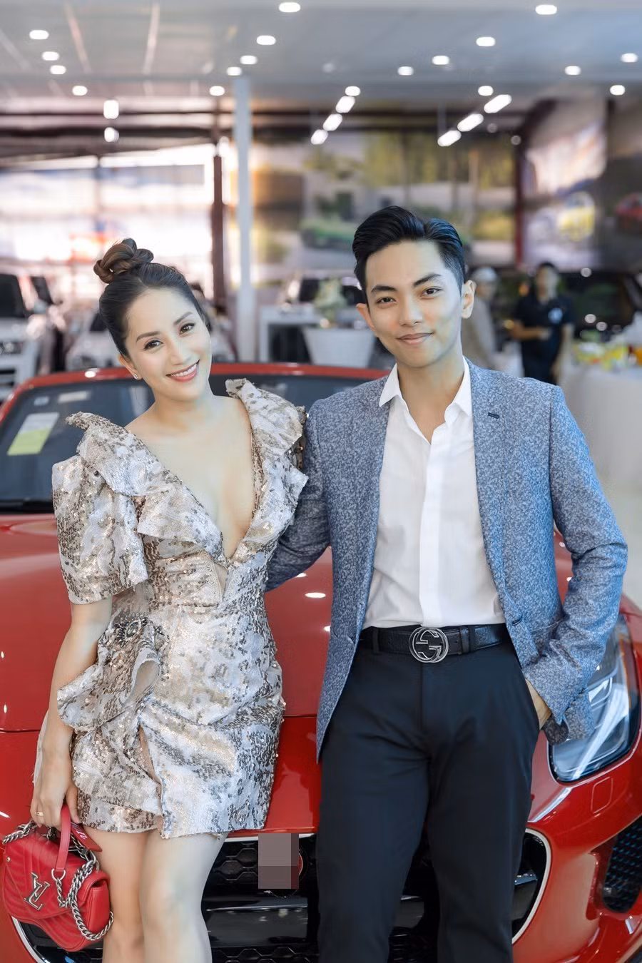 Khanh Thi khoe nguc day lap lo ben chong tre Phan Hien