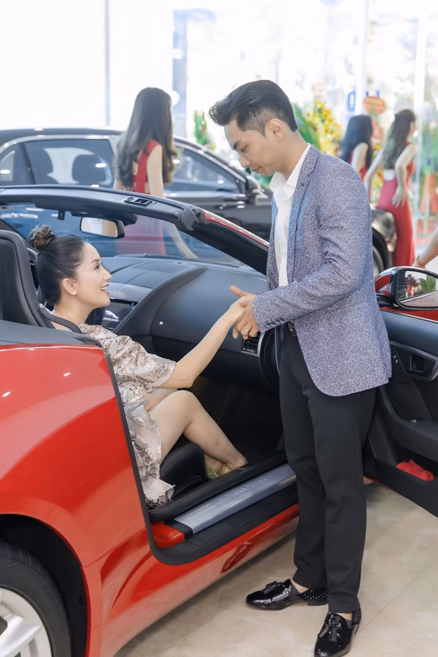 Khi hỏi về việc dành thời gian thế nào cho hai con, Kubi và Anna, Khánh Thi chia sẻ cô may mắn có mẹ ruột và gia đình nhà nội hỗ trợ chăm nom hai con để cô yên tâm đi công tác. Ông xã Phan Hiển cũng rất quấn con, luôn san sẻ việc nhà với vợ. Gần đây, vợ chồng Khánh Thi – Phan Hiển còn lập kênh YouTube riêng để chia sẻ những hình ảnh hàng ngày của gia đình với khán giả.