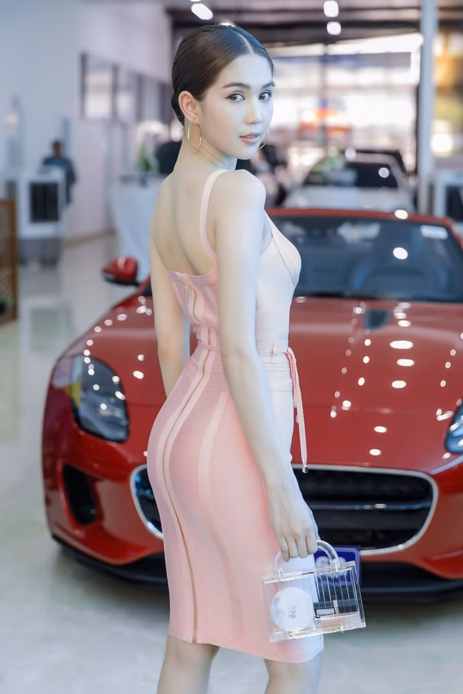 Cô xách túi trong suốt để hoàn thiện phong cách sành điệu.