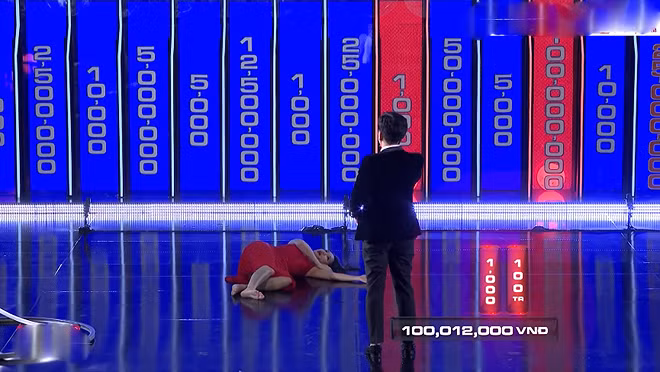 Trong gameshow, nữ MC liên tục có những hành động kém duyên như cắt lời MC Trường Giang, biểu cảm quá lố như tháo giầy đi chân trần, nằm lăn ra sân khấu....