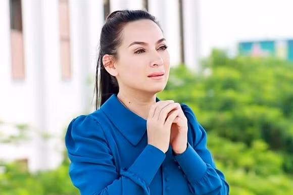 Cách đây ít phút, ca sĩ Phi Nhung chia sẻ về sự cố bản thân gặp phải khi đi diễn: "Từ Mỹ về hát một show đám cưới, bất chấp ngày gió. Có show là hát, không được quyền bỏ show. Bây giờ chân của bé nè cả nhà. Mà tối nay bay về Mỹ lại. Hẹn không mặc áo đầm...".