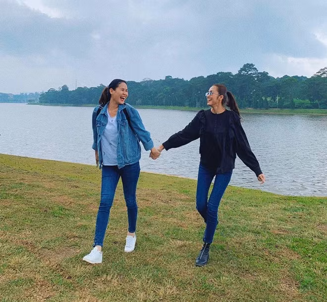 Trong ảnh, Hà Tăng lộ rõ đôi chân nhỏ, gầy gò. Vẻ ngoài của nữ diễn viên được nhận xét là thiếu sức sống hơn hẳn cô bạn Thân Thúy Hà bên cạnh.
