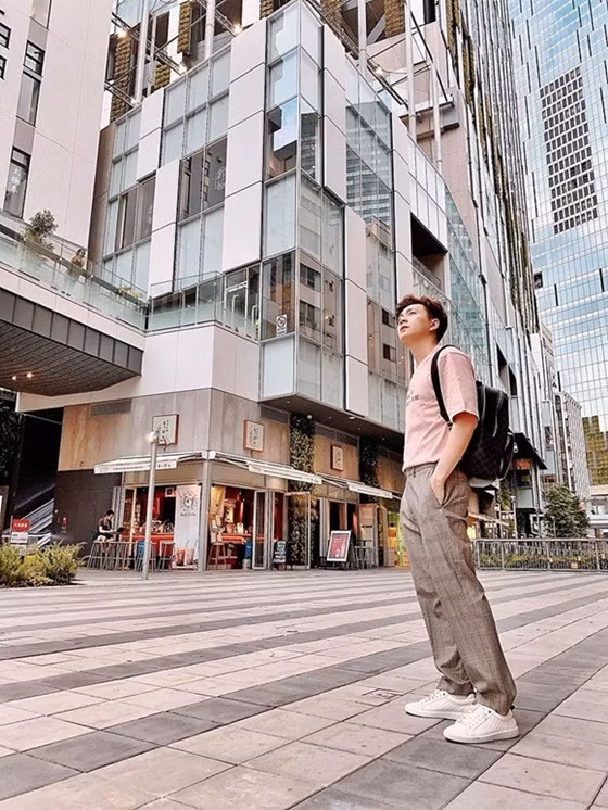 Khoe hình vi vu tại Nhật Bản, Ngô Kiến Huy viết: “Tự thưởng sau dự án ‘Truyền thái y’”. Mới đây, sau một thời gian dài tập trung cho các chương trình truyền hình thực tế, Ngô Kiến Huy đã có một màn trở lại ấn tượng và thành công với MV ‘Truyền thái y’.