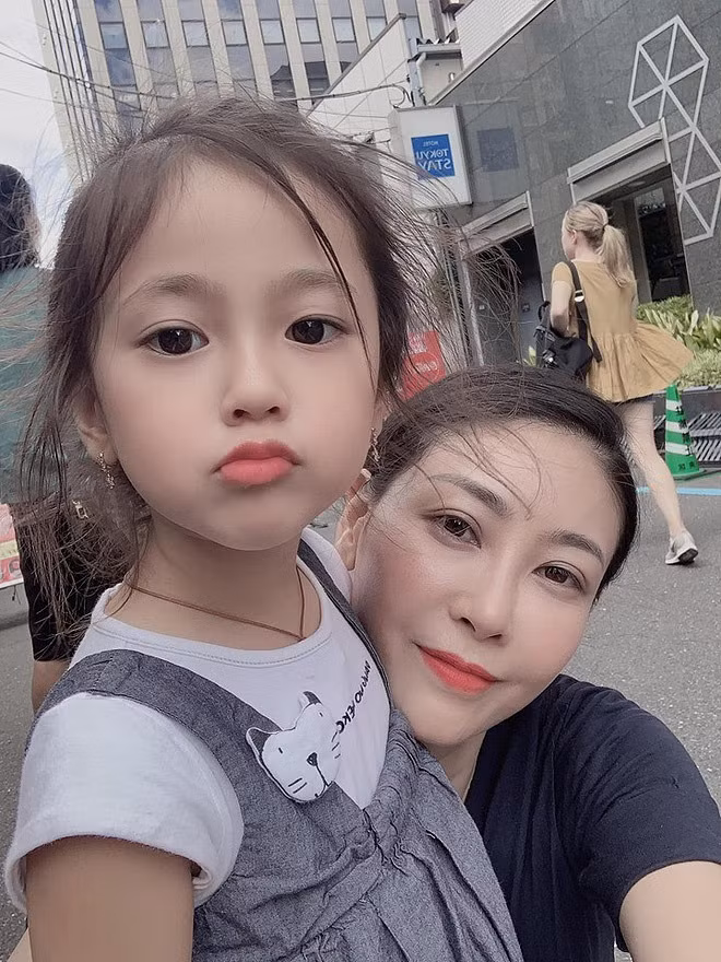 Con gái Hà Kiều Anh – bé Viann đốn tim cư dân mạng với vẻ dễ thương, xinh xắn. Mặc dù mới chỉ có 4 tuổi thôi nhưng cô bé hứa hẹn sẽ là một mỹ nhân trong tương lai. Hoa hậu Hà Kiều Anh từng cho biết, bé Viann dù nhỏ tuổi nhưng rất thích chơi các môn thể thao giống hai anh trai. Ngoài bơi lội, bé còn tham gia các trò chơi khác như: trượt tuyết, chạy xe scooter…