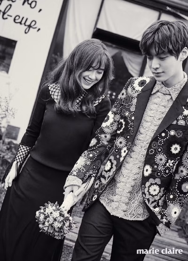 Ahn Jae Hyun từng leo lên đỉnh núi cao vút giữa trời mưa gió chỉ để hét lên "Goo Hye Sun, Anh yêu em!". Anh còn tự tay thiết kế nhẫn dành cho Goo Hye Sun.