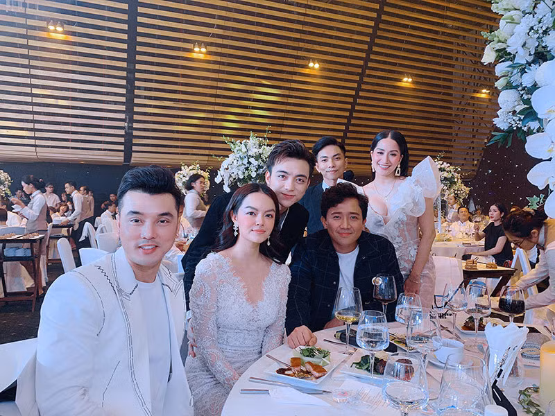 Rất nhiều nghệ sĩ Việt được mời dự đám cưới của con gái đại gia Minh Nhựa ngoài vợ chồng Khánh Thi - Phan Hiển còn có Tuấn Hưng, Phạm Quỳnh Anh, Ưng Hoàng Phúc, Soobin Hoàng Sơn, MC Trấn Thành...