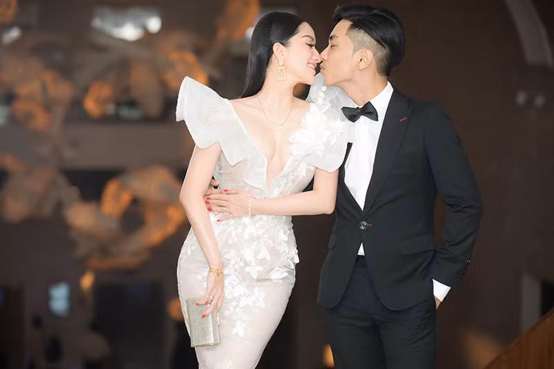  Đám cưới con gái Minh Nhựa khiến dư luận trầm trồ ngưỡng mộ về sự xuất hiện của dàn siêu xe đắt đỏ ở sảnh trung tâm tiệc cưới cũng như không gian trang trí lộng lẫy của bữa tiệc.
