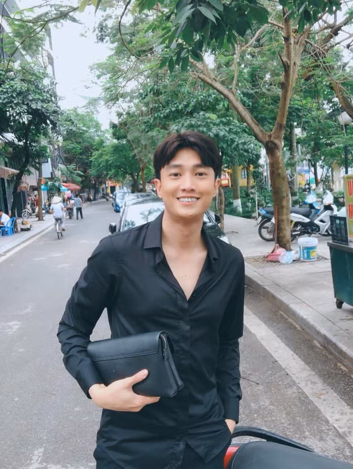 Nam diễn viên còn chọn các tình tiết đắt giá trong phim để "tếu" cùng fan. Anh chia sẻ: "Tôi không tin chàng trai áo đen bị hắt hủi. Trả 500 đô lại đây". Đáp lại lời Quốc Trường đòi Thư trả lại tiền, Thúy Ngân - đóng vai người tình của Quốc Trường trong "Gạo nếp gạo tẻ" cũng đòi anh chàng trả lại sổ đỏ căn nhà mà anh lừa tình chiếm đoạt trong phim.