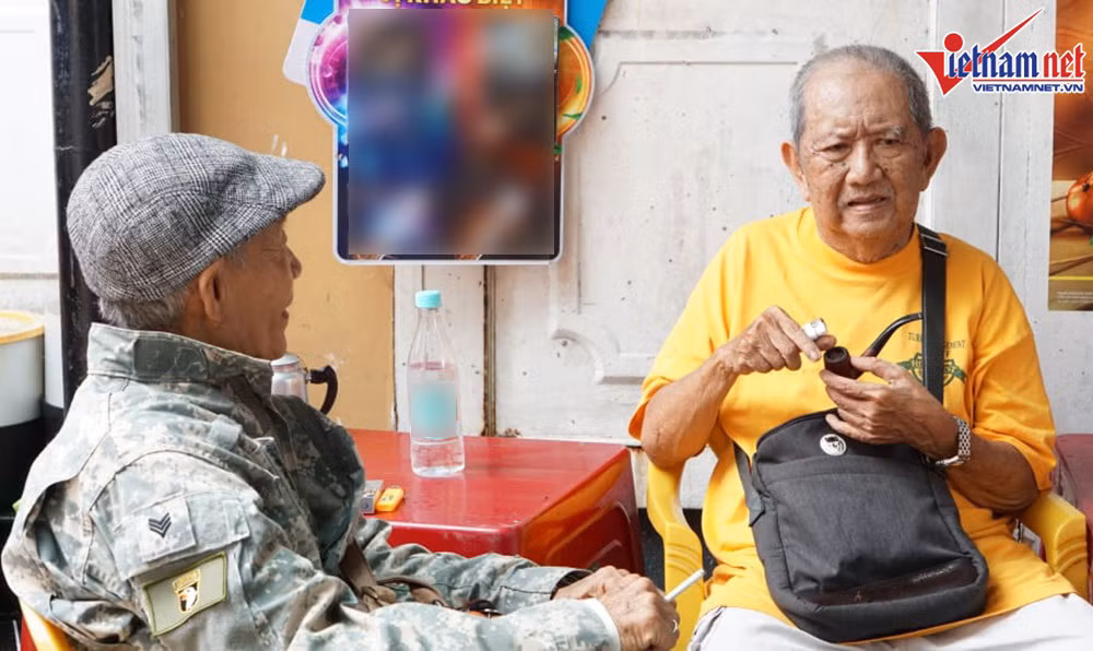 Xong công việc, Mạc Can tiếp tục ghé một quán nước bình dân để ngồi trò chuyện cùng bạn bè của mình.