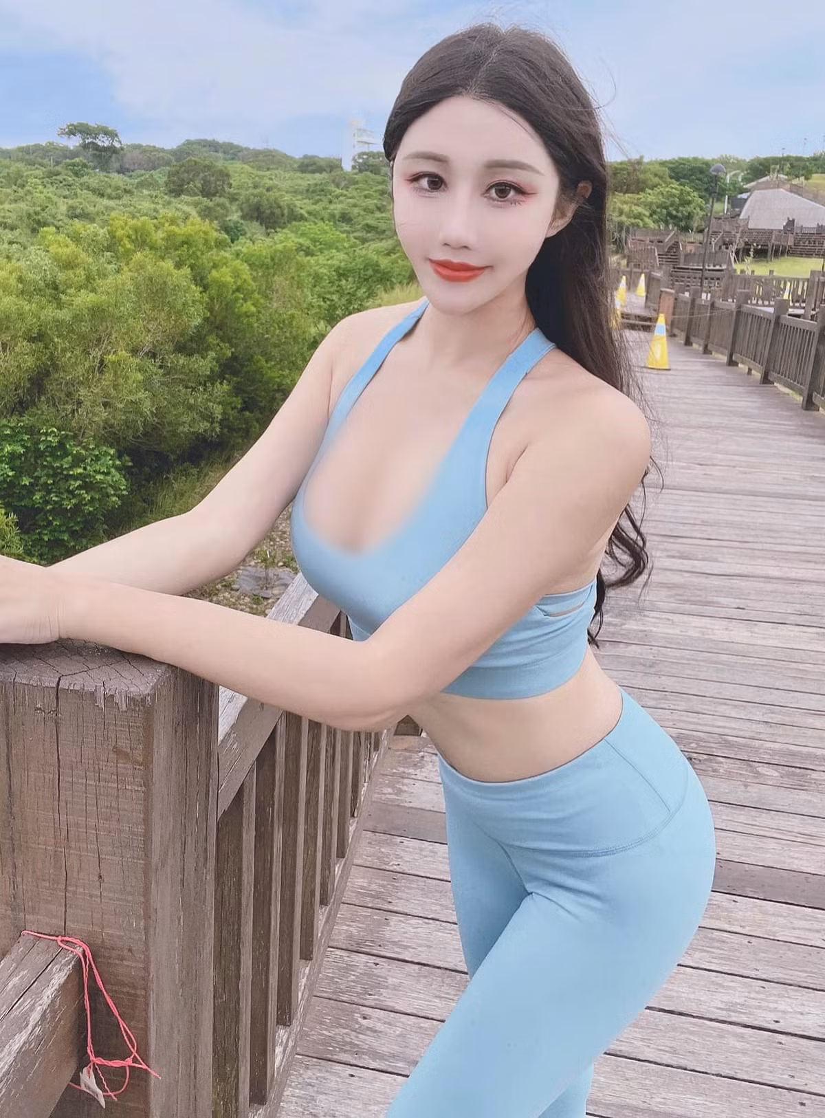 Mới đây, những hình ảnh hot girl Hạ Tiểu Doãn diện đồ tập vừa ngắn vừa hở, khoe dáng bốc lửa tại một danh lam thắng cảnh đã thu hút đông đảo sự quan tâm, chú ý của mọi người. (Nguồn ảnh: IG)