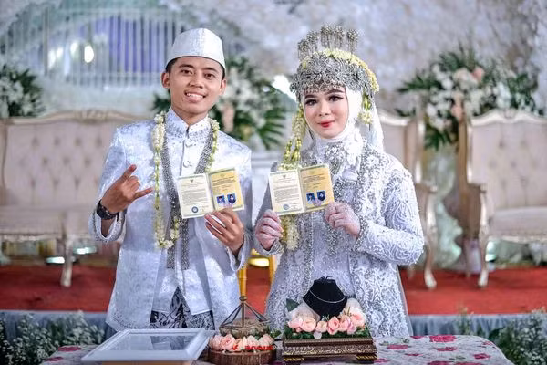 Nghe tiếng động lạ, phát hiện chồng và mẹ ruột tư thông Nghe tieng dong la, phat hien chong va me ruot tu thong