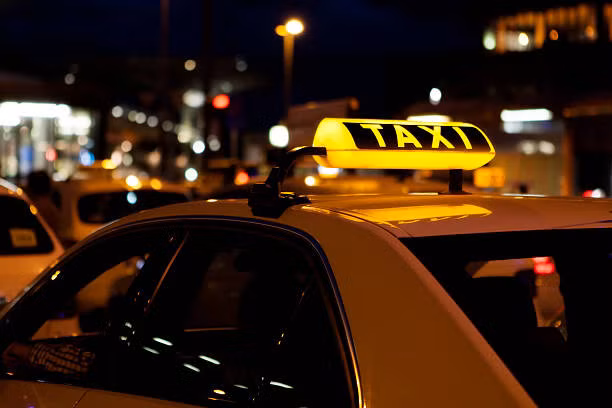Say ruou bat taxi ve nha dem muon, nu sinh bi xam hai