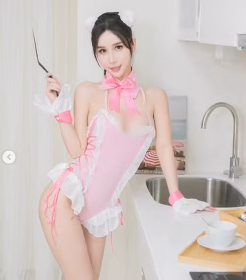 Trong những hình ảnh hoá thân thành nàng mèo này, hot girl Mộng Mộng cực kỳ xinh đẹp, khoe hết vẻ quyến rũ, bốc lửa của mình.