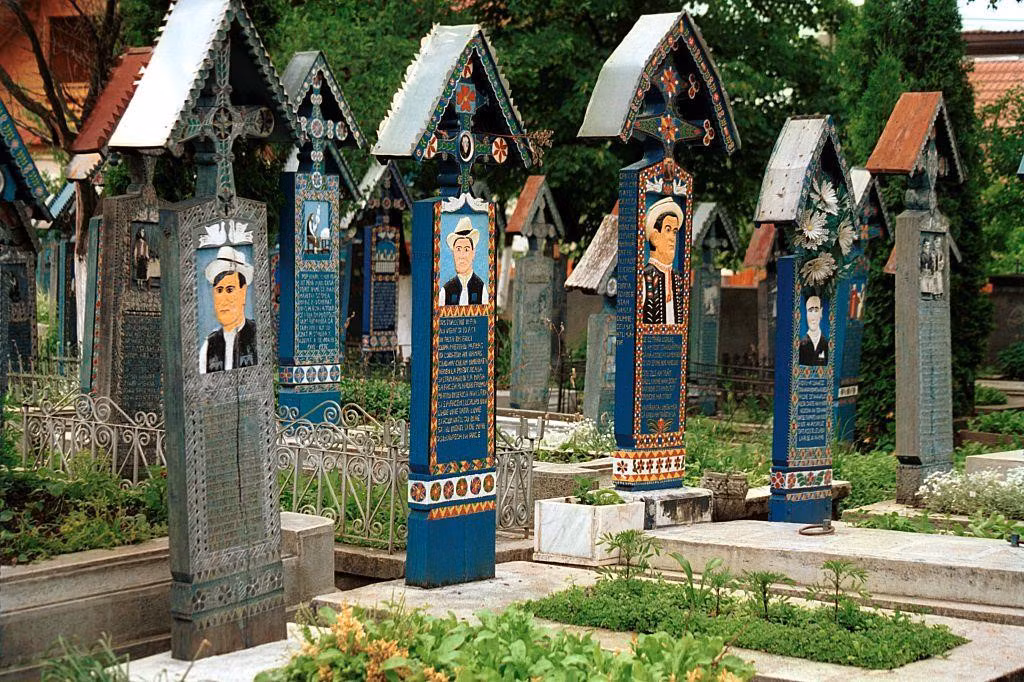 Ky la bia mo 'treu choc' nguoi chet o nghia trang Romania