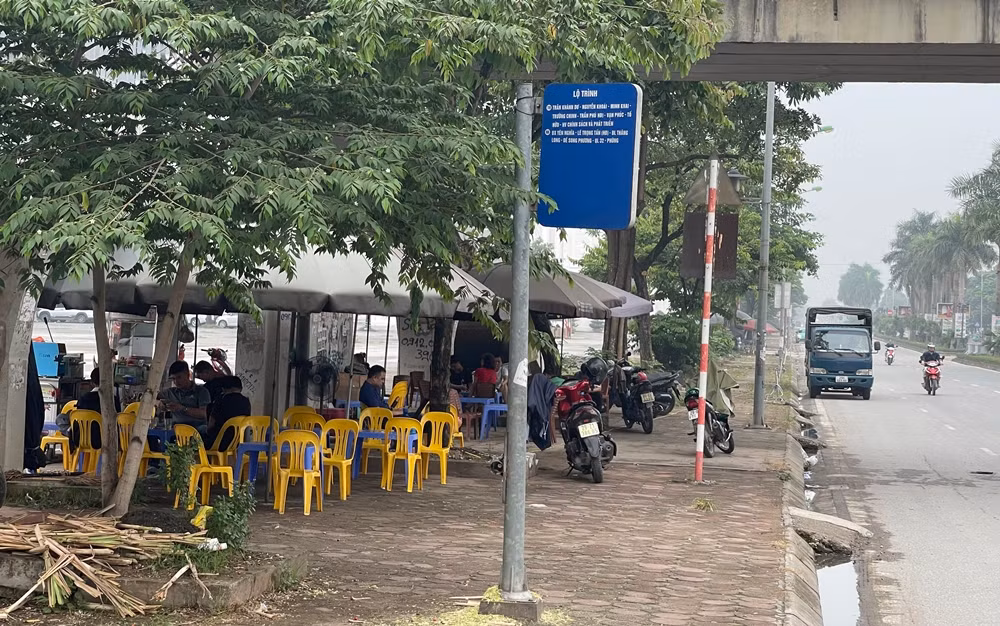 Nhiều đoạn vỉa hè đường Lê Trọng Tấn đang được tận dụng triệt để cho việc buôn bán.