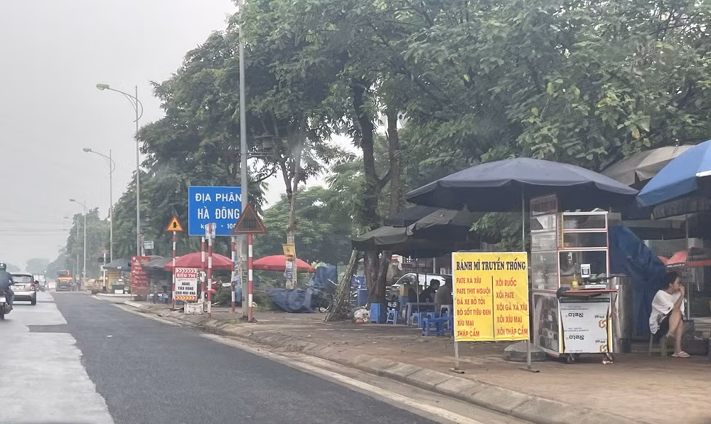 Đoạn vỉa hè đường Lê Trọng Tấn tiếp giáp địa phận Hà Đông, cũng bị người dân “nuốt trọn" làm nơi kinh doanh.
