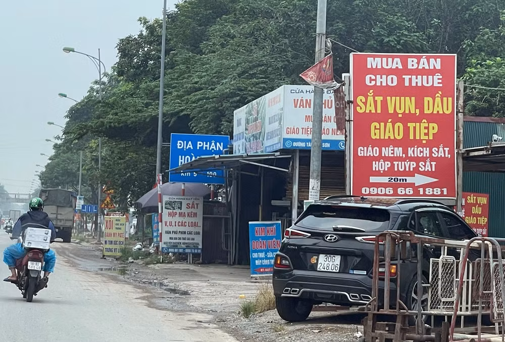 Tại một số khu vực vỉa hè đường Lê Trọng Tấn (xã An Khánh, huyện Hoài Đức, Hà Nội) đang bị người dân chiếm dụng để phục vụ kinh doanh làm cản trở người đi bộ, gây mất TTATGT, mất vẻ mỹ quan đô thị.