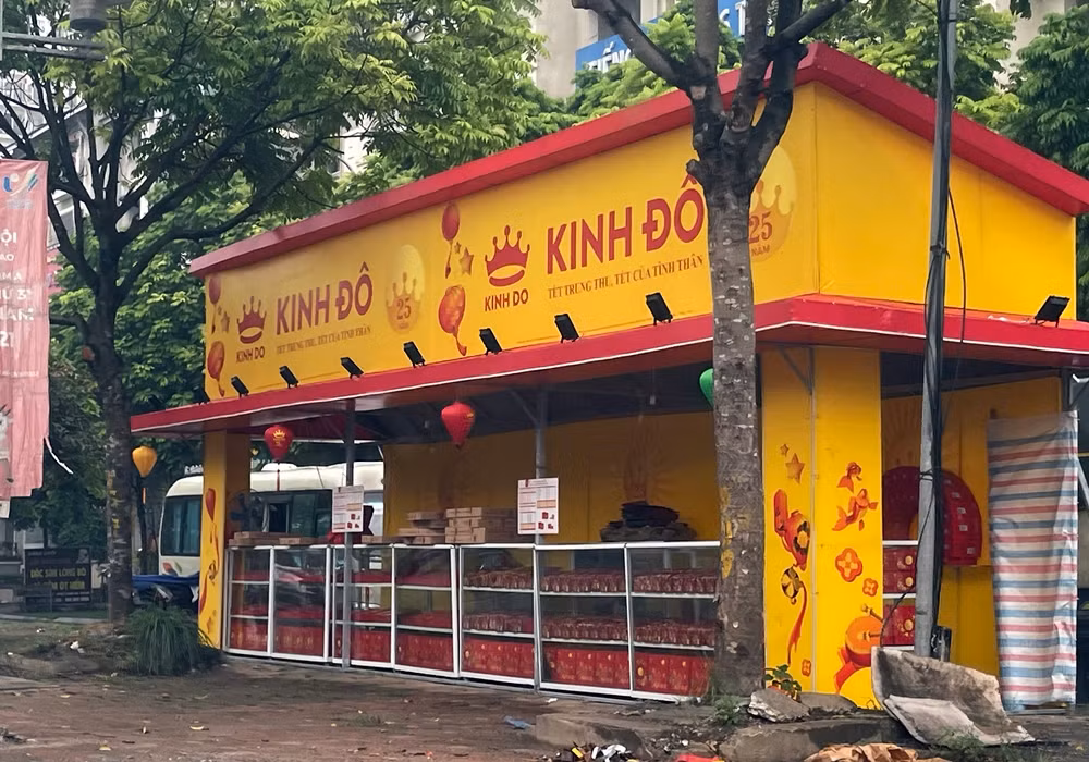 Quầy bánh Trung thu di động “tái xuất” lấn chiếm vỉa hè.