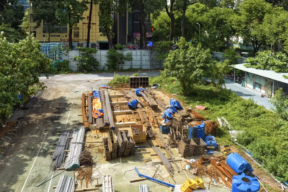 Bên trong công trình, cỏ cây mọc kín, vật liệu xây dựng nằm ngổn ngang, gỉ sét. (Ảnh: Vietnamnet).